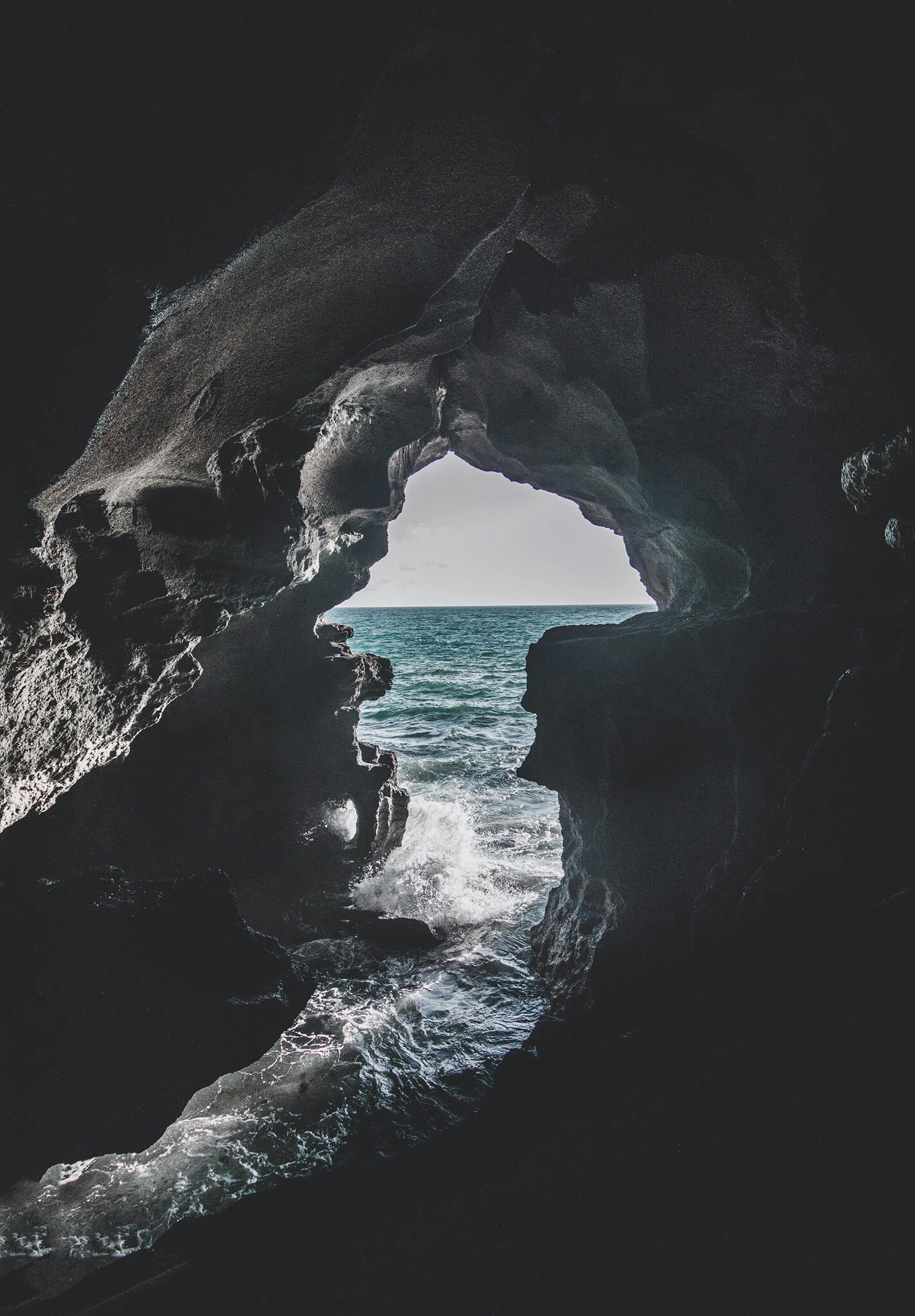 Печера у скелі із видом на море